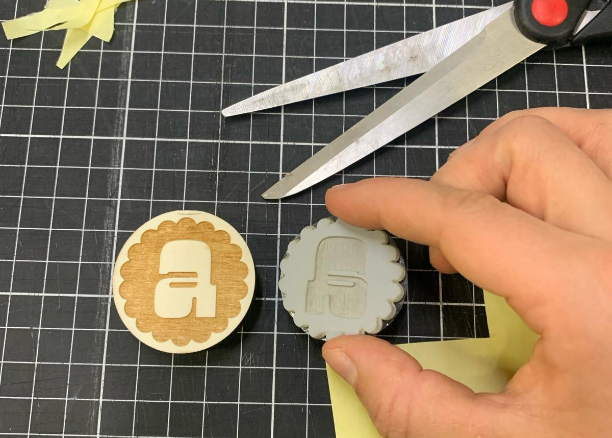 Lasercut stempelrubber en houder uit hout op elkaar plakken