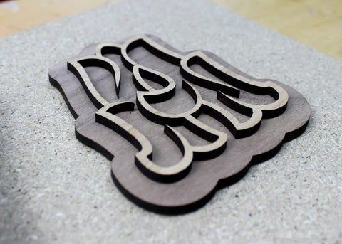 Logo uit gefineerd MDF met noten en eiken 